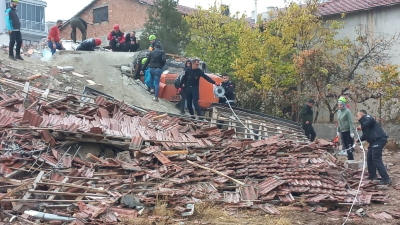 Malatya’da ağır hasarlı bina çöktü, iş makinesi operatörü enkaz altında